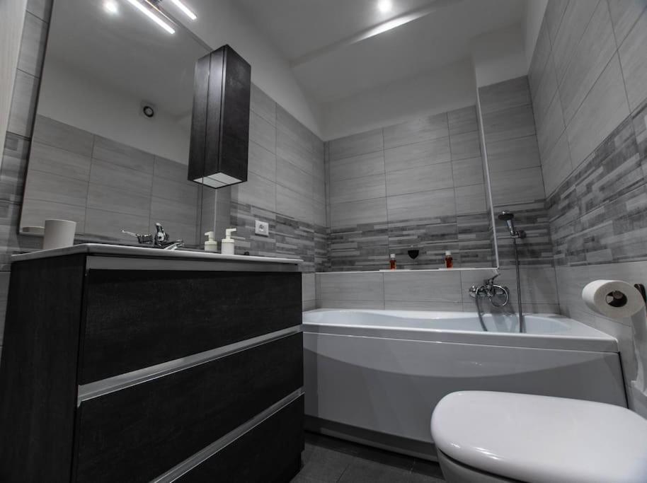 Modern Loft Center Of Turin + Jacuzzi 30M Metro Apartman Collegno Kültér fotó